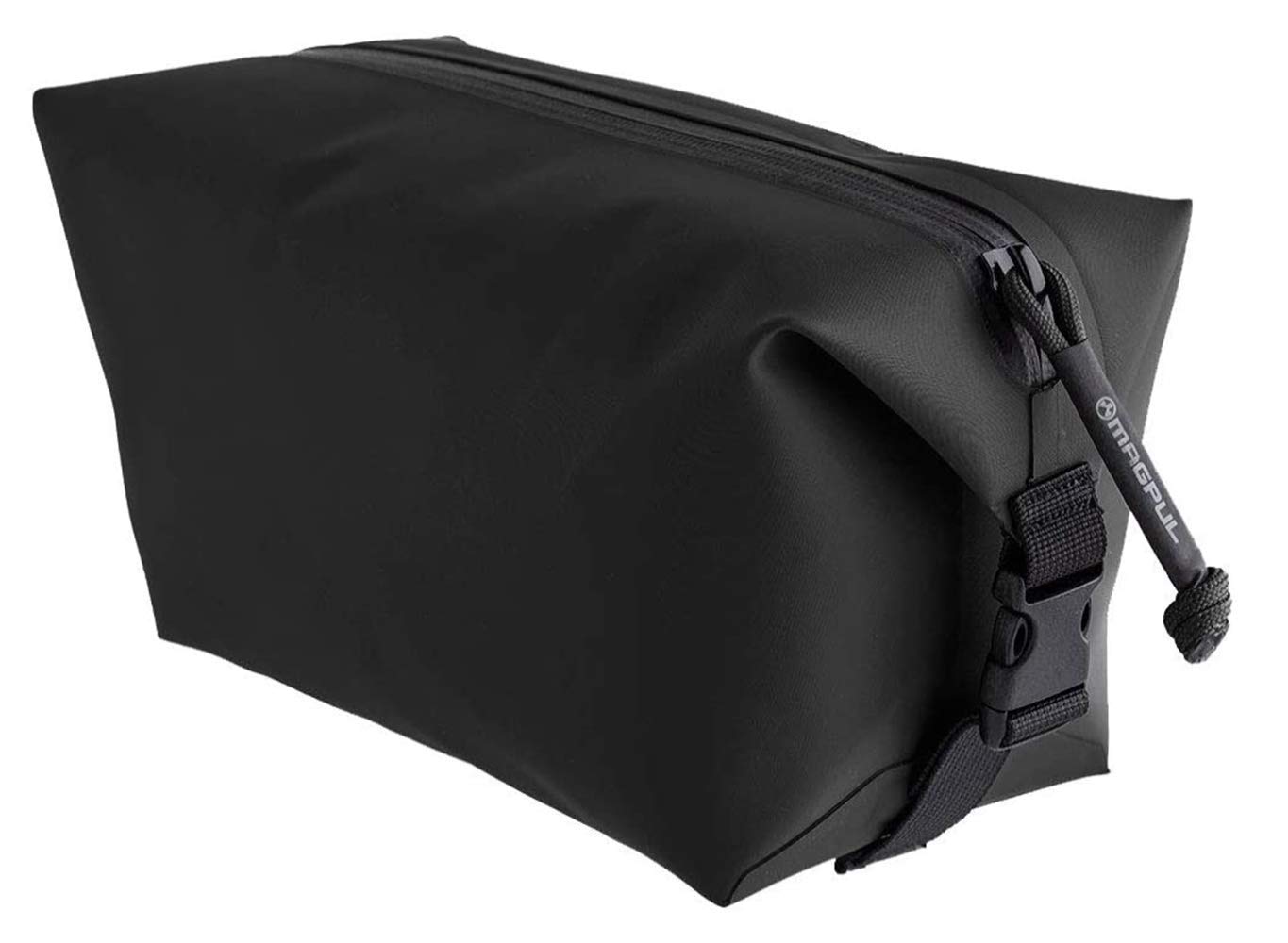 کیف تاکتیکی Magpul DAKA Takeout یک کیسه چند منظوره، مقاوم در برابر آب و با زیپ سنگین محکم سیاه می‌باشد.