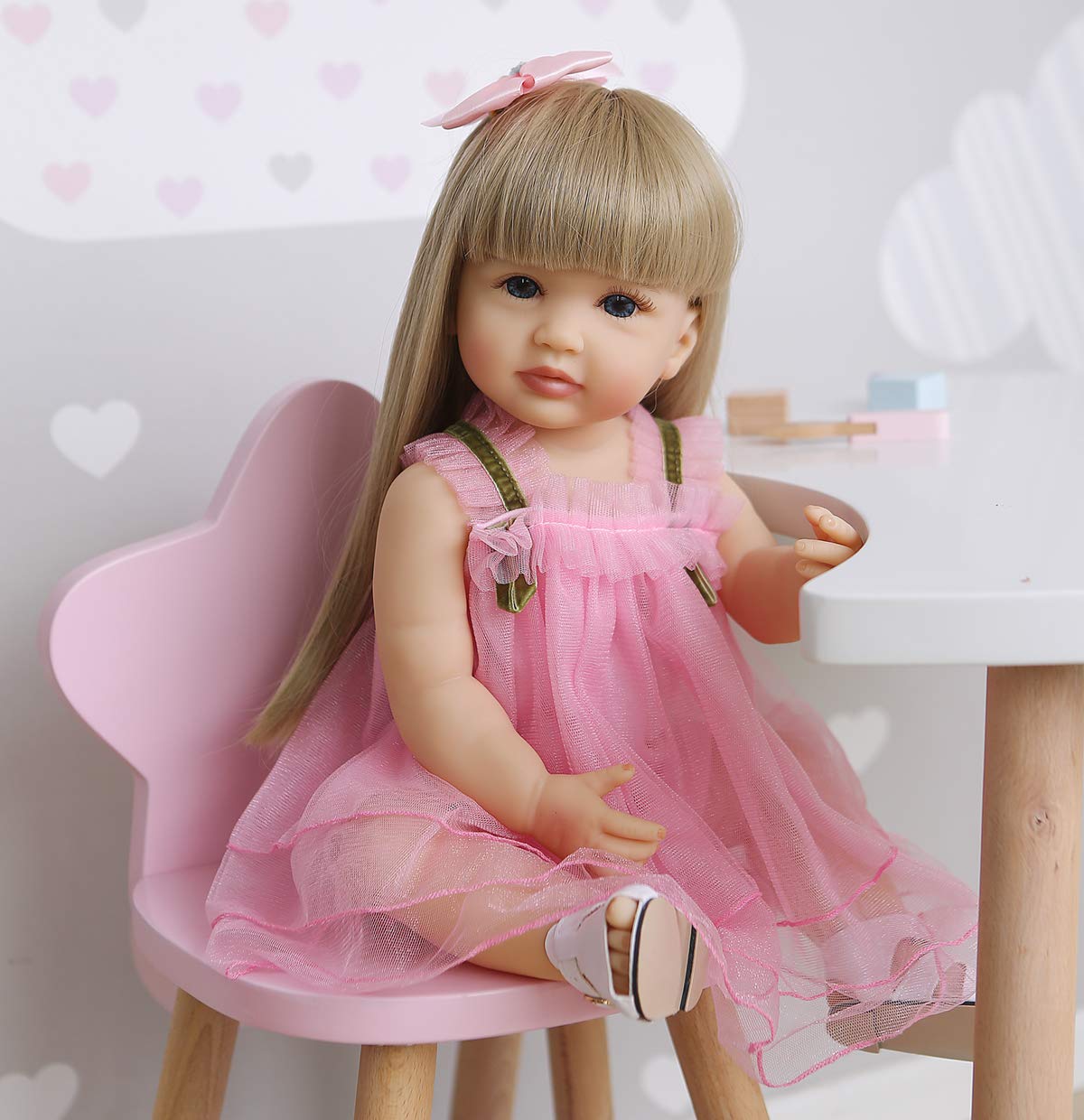 ROSHUAN Dolls : دمپایی دمپایی 22 اینچ هم‌هسته زندگی‌مانند زنده دمپایی ابروهای دمپایی تنها بدن ضدآب با موهای طوسی بلند و لباس صورتی برای هدایای تولد دخترانه دمپایی 22 اینچ دختر پارچه‌ی صورتی ضدآب