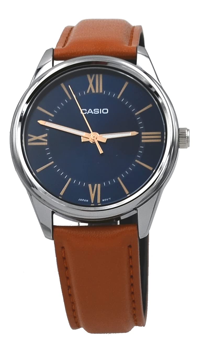 ساعت مچی مردانه Casio MTP-V005L-2B5 با بند چرمی قهوه‌ای و صفحه آبی با شماره‌های رومن است.
