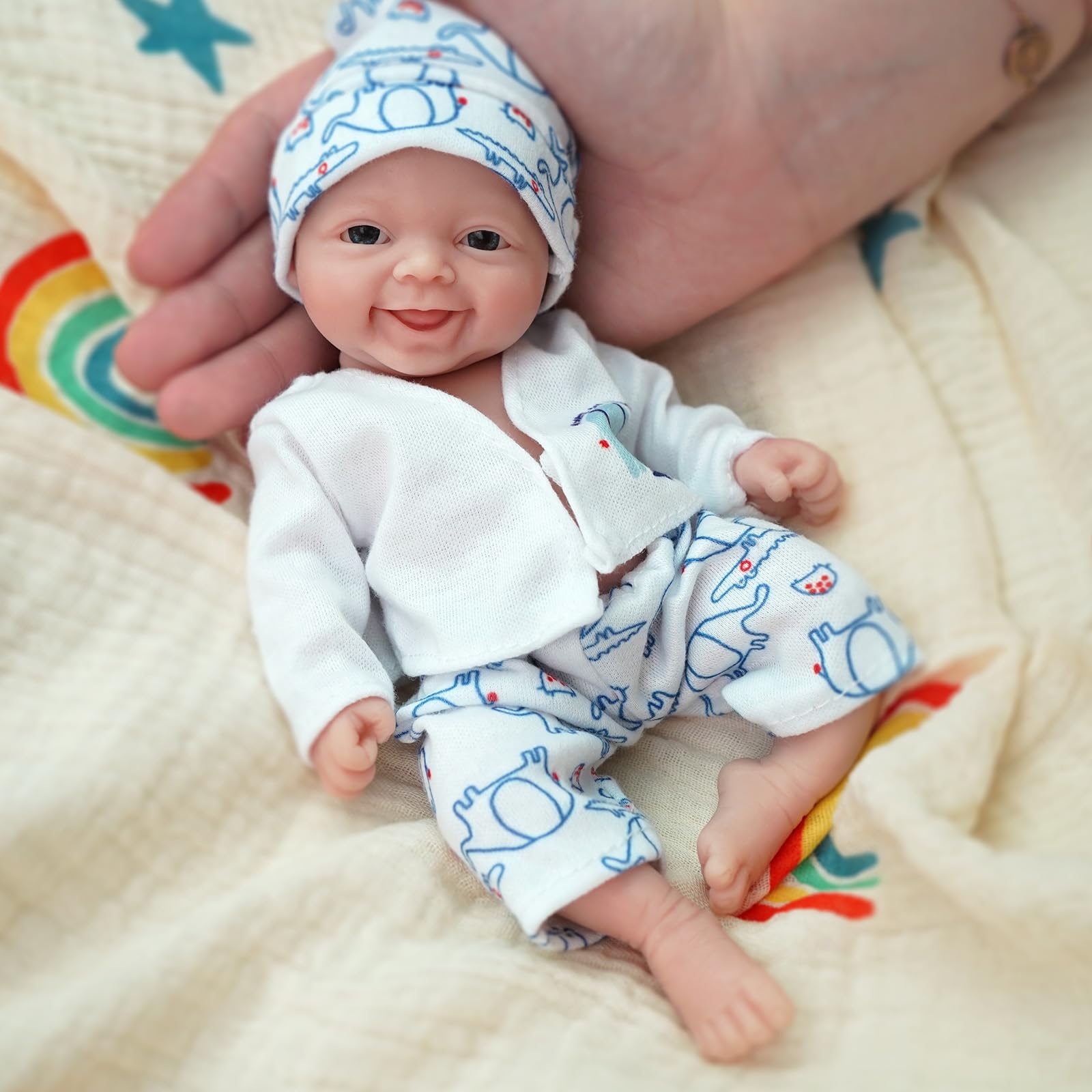 عروسک نوزاد Miaio Reborn با بدنه کامل سیلیکونی به ابعاد 7 اینچ بچه پسر عروسک کوچک و واقع‌گرایانه جدید بچه نوزاد سیلیکونی بدنه کامل برای کاهش استرس برای بزرگسالان ساخت دستی با لوازم جانبی تغذیه و حمام با نام بابی