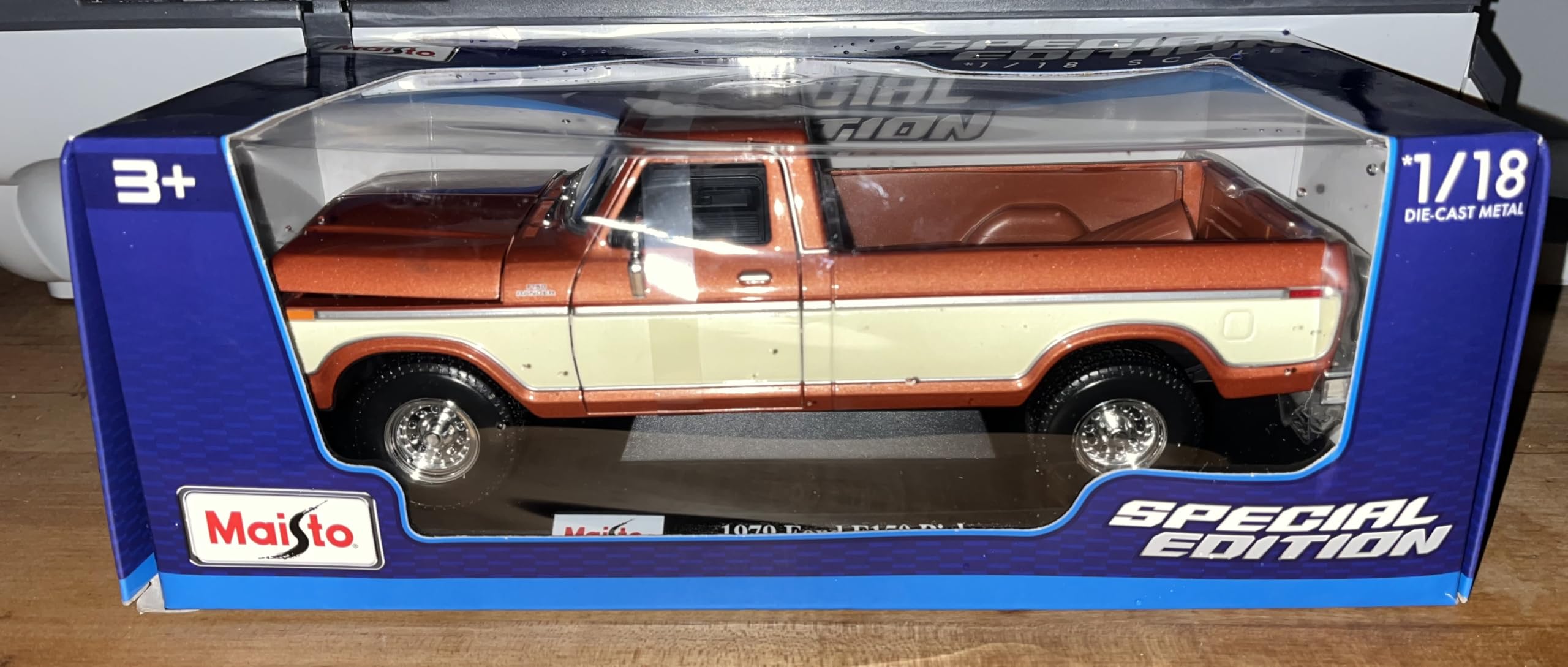 محصول Maisto - مدل کوچک مقیاس 1/18 Ford Replica Miniature Model Classic Vintage Collectible F150 Pick-up 1979 (آبی) است.