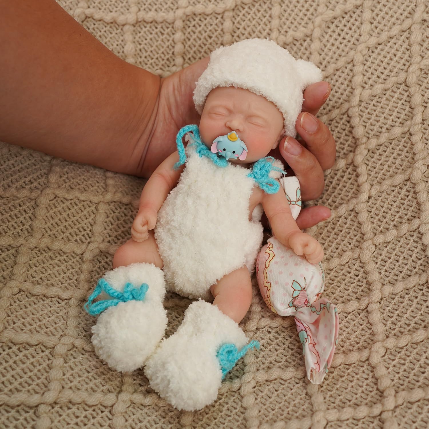 MYREBABY Lifelike Reborn Baby Doll - 7" Mini Full Platinum Silicone Realistic Newborn Baby Doll, Non-Vinyl Doll, Washable Reality Doll Baby with Feeding Kit & Gift Box-Girl Madison
مایربیبی لایف لایک ریبورن بیبی دمپای - 7 اینچ مینی عروسک نوزاد پلاتینوم سیلیکون کامل واقعی، عروسک غیر وینیل، عروسک واقعی قابل شستشو با کیت تغذیه و جعبه هدیه - دختر مدیسون