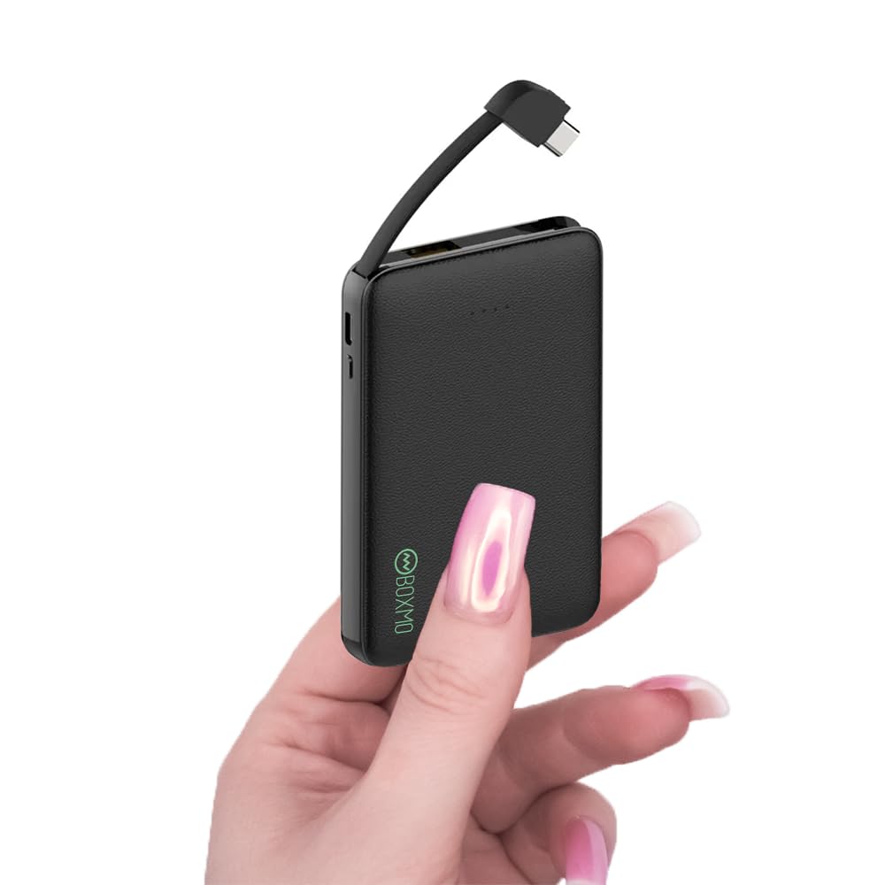 پاور بانک باکسمو مینی 5000 میلی آمپر ساعت سبک و قابل حمل با شارژر باتری خارجی USB و کابل USB-C داخلی همراه با iPhone Samsung متناسب / جایگزین برای گوشی های همراه اندروید سایز جیبی کوچک (مشکی)