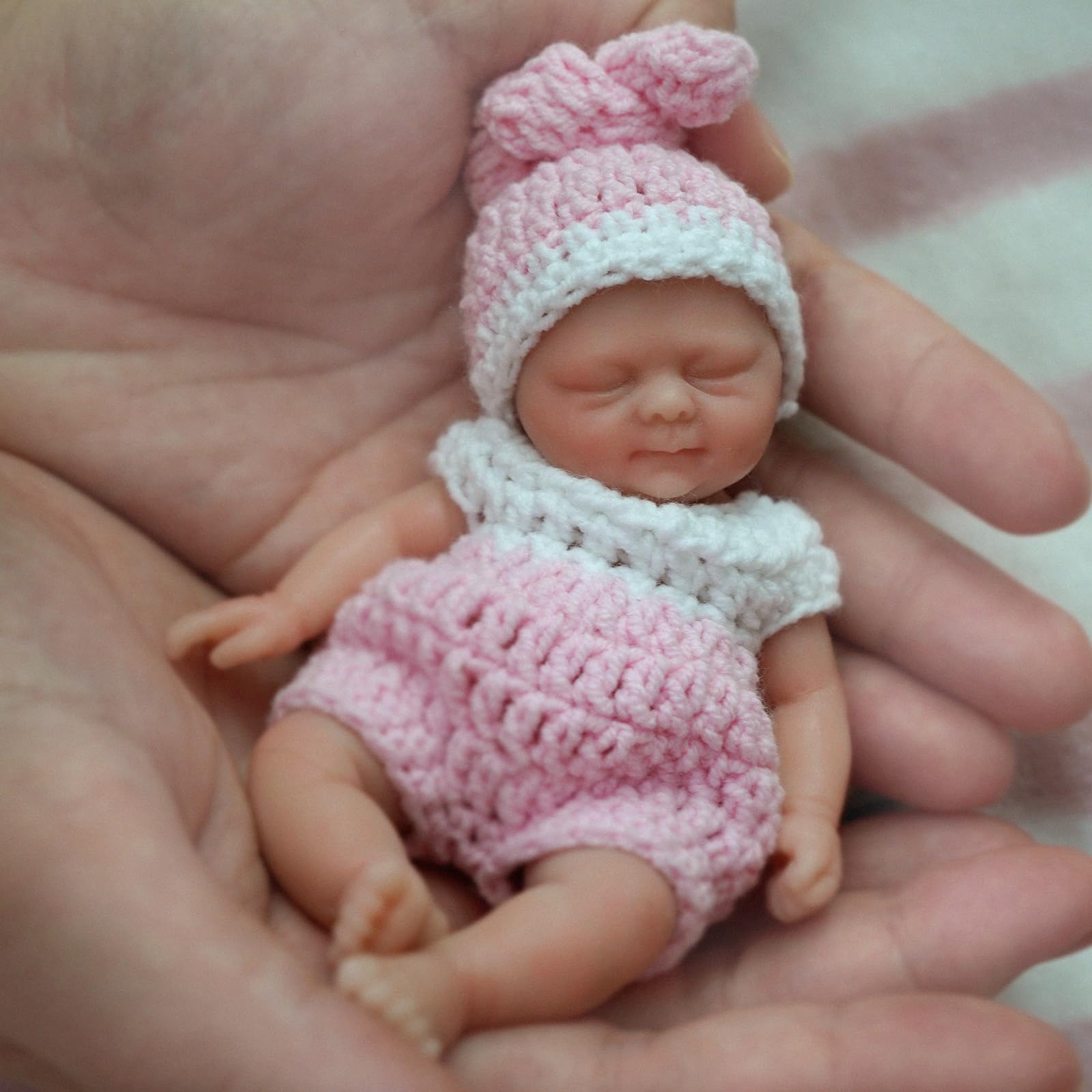 "MYREBABY 4.5" Reborn Baby Doll Silicone Full Body Miniature Realistic Newborn Doll，Mini Realistic Newborn Baby Dolls Silicone Full Body Stress Relief（Girl） Judy" 
بنویسید: "بامبیِ ریبورن اندازه 4.5 اینچ با بدنی کامل سیلیکون، عروسک نوزاد واقع‌گرای کوچک، عروسک نوزاد واقع‌گرای کوچک با بدنی کامل سیلیکون برای کاهش استرس (دختر) جودی"