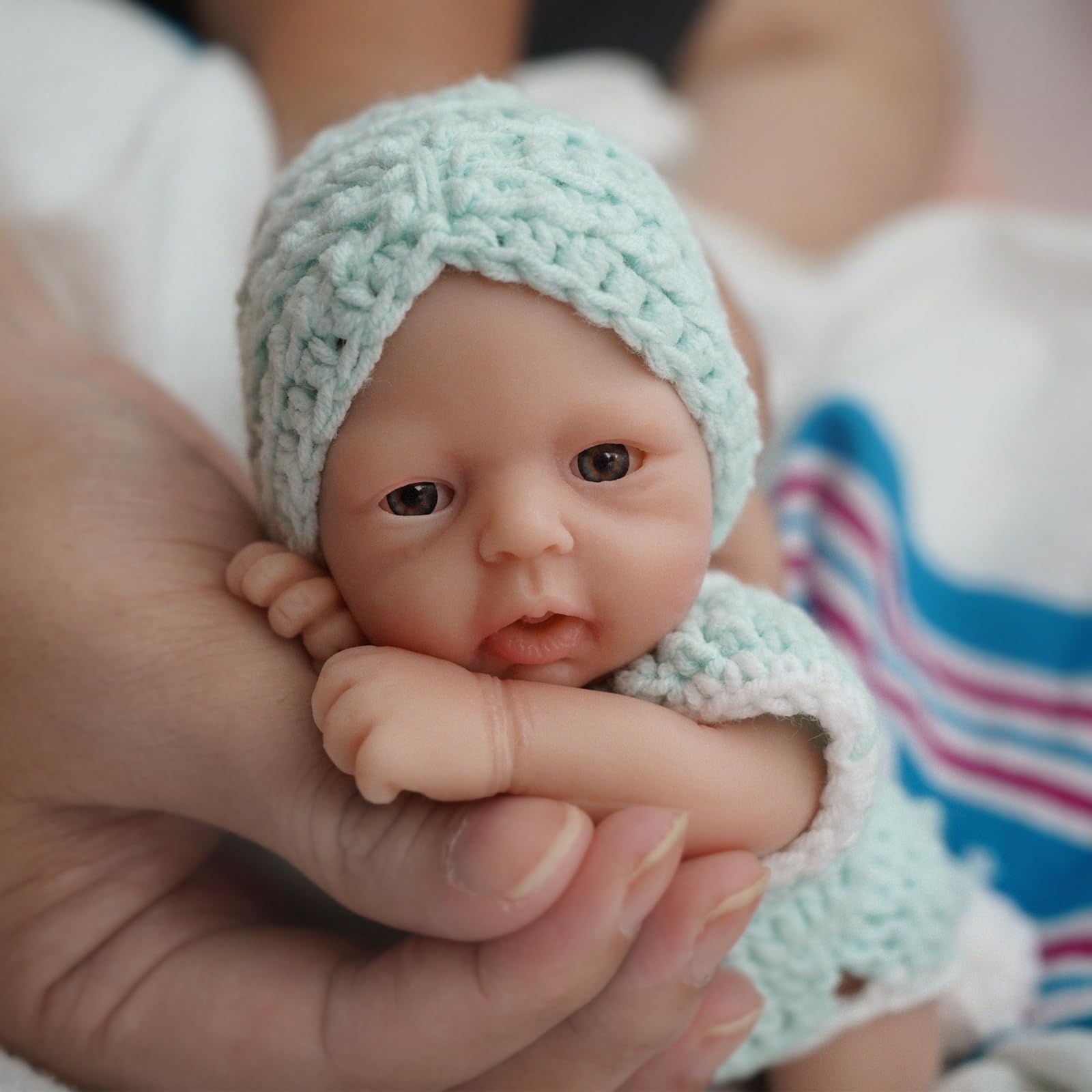 عروسک نوزاد واقعی سیلیکونی با بدن کامل دختر سیندی اندازه ۷ اینچ MYREBABY، با لوازم غذا دهنده