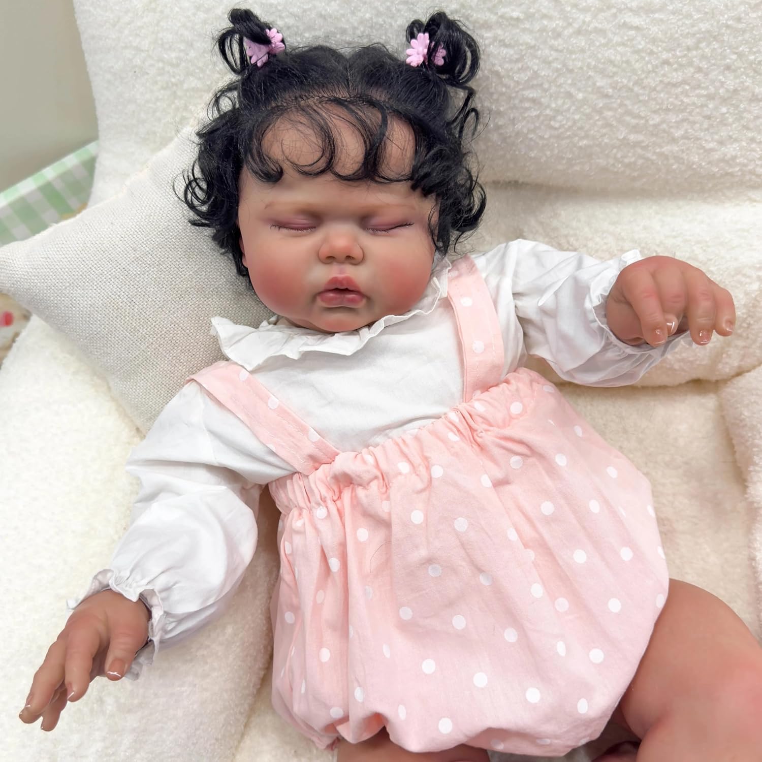عروسک های تولید مجدد آفریقایی آمریکایی Pinky Reborn 24 اینچ 60 سانتی متری عروسک های نوزاد سیاه پوست، عروسک نوزاد، پوست کمتر قهوه ای روشن، عروسک کودک سیلیکونی با موهای ابریشمی هدیه برای سن3+