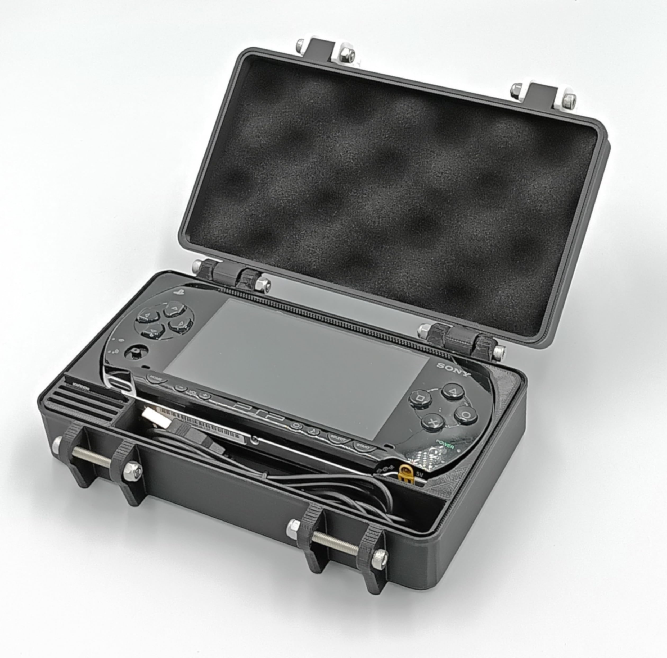 کیس حمل و نقل محافظ قوی برای PSP 1000 - حاوی 4 بازی، 4 کارت حافظه، کابل شارژ USB